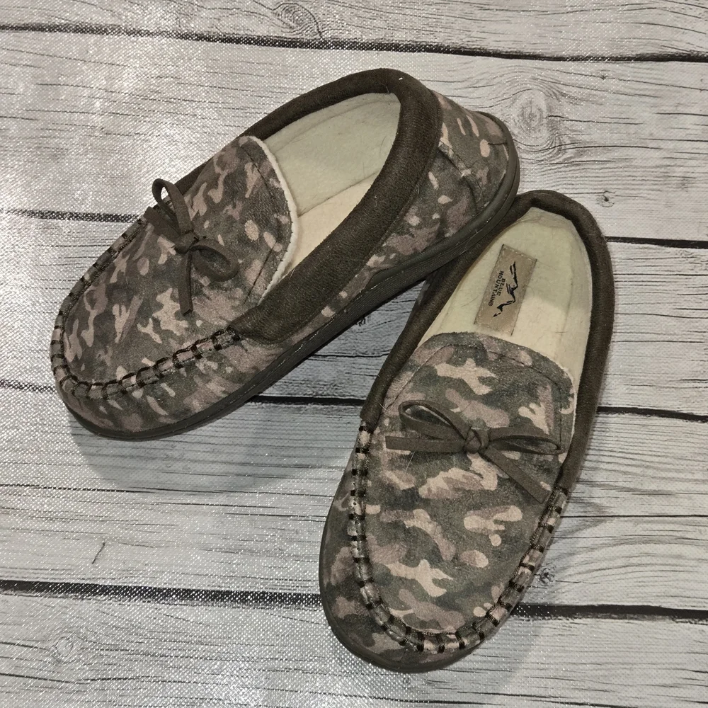 NWOT Blue Mountain Camo Memory Foam Moccasin Slippers Boys